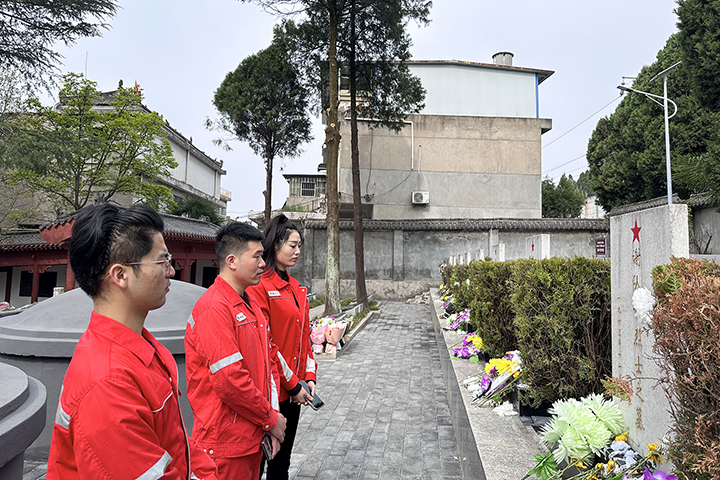 烈士墓区肃立默哀 拷贝1.jpg