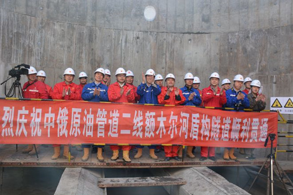 参与北极第一盾的管理及施工人员庆祝成功