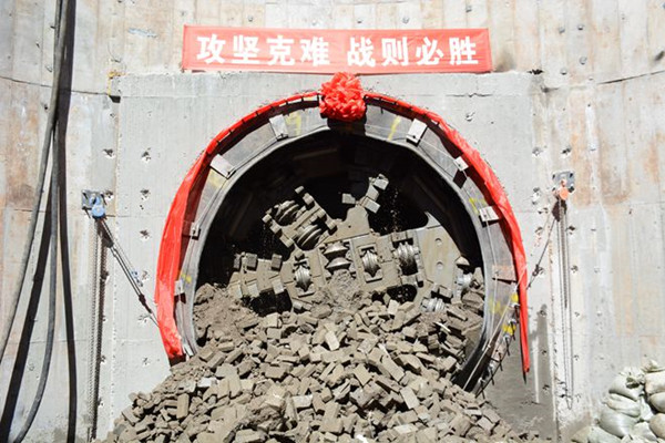 盾构机以高精度破土而出